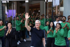 Nhiều người Ấn Độ đã đổ về trước cửa hàng Apple đầu tiên tại Mumbai