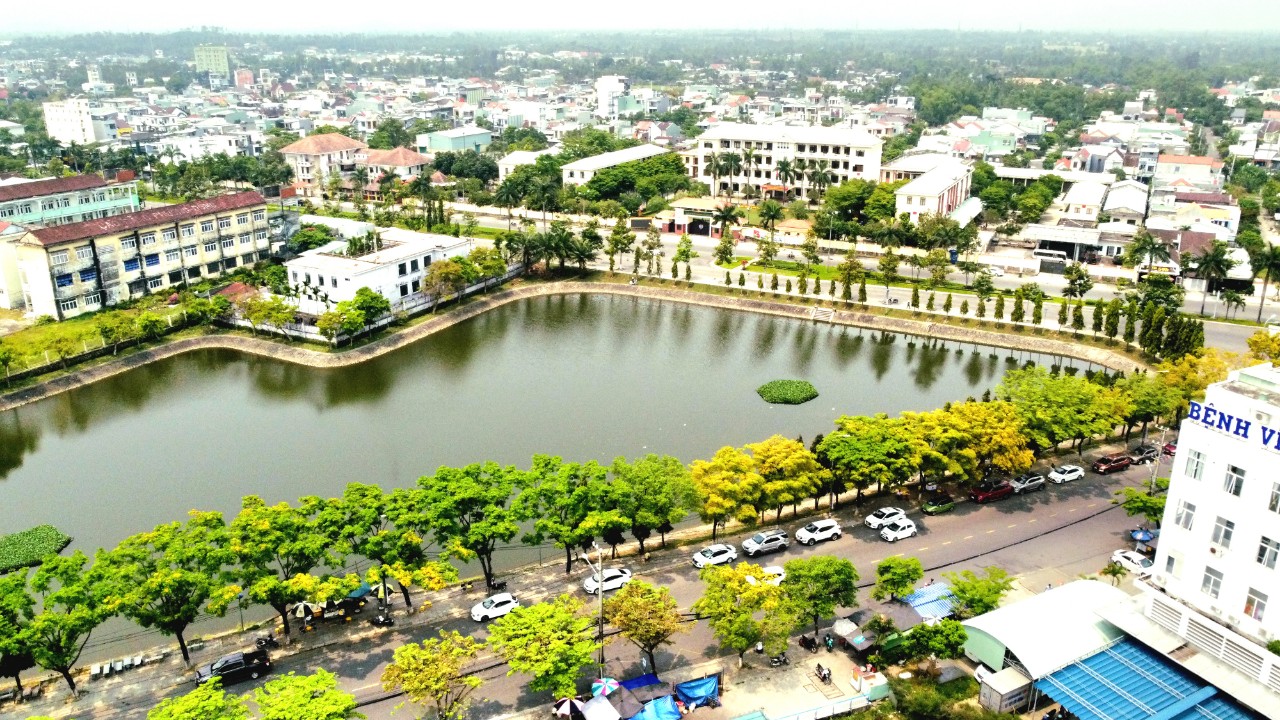 Theo quy hoạch tỉnh Quảng Nam thời kỳ 2021 - 2030, tầm nhìn đến năm 2050 sẽ sáp nhập huyện Núi Thành với thành phố Tam Kỳ thành đô thị loại I.