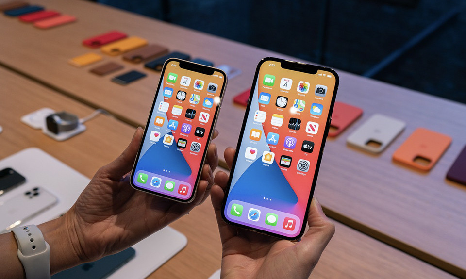 Bằng cách đưa ra những thiết bị đắt đỏ, đi kèm những đặc tính như màn hình lớn hơn và camera độ phân giải cao hơn, Apple cố gắng đẩy mức giá trung bình của tất cả những chiếc iPhone