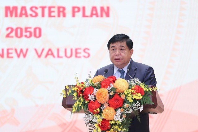 Minister of Planning and Investment Nguyen Chi Dung announced the resolution. Photo: VGP.