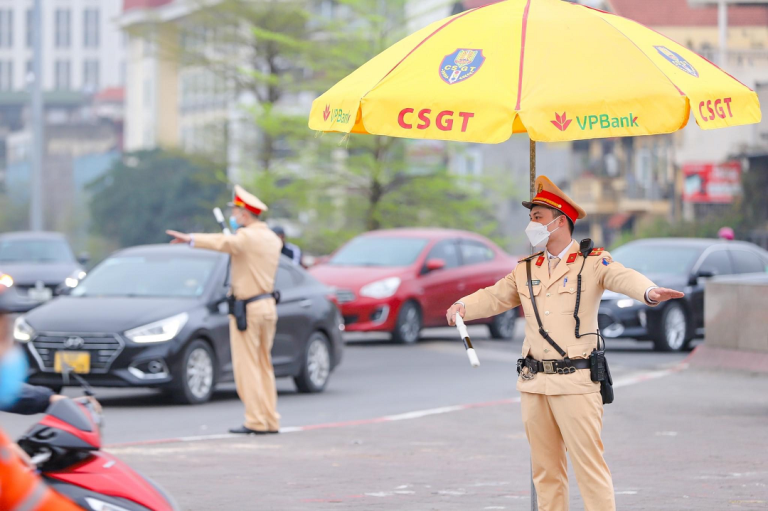 Cảnh sát giao thông Thủ đô thực hiện nhiệm vụ tại vòng xuyến cầu Chương DươngẢnh minh họa