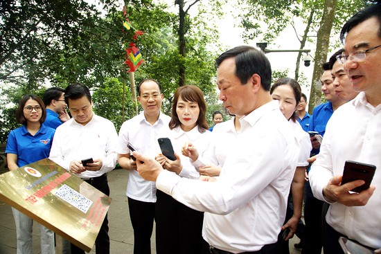 Chủ tịch UBND tỉnh Phú Thọ - Bùi Văn Quang cùng các đại biểu quét mã QR xem thông tin tại Khu di tích lịch sử Đền Hùng