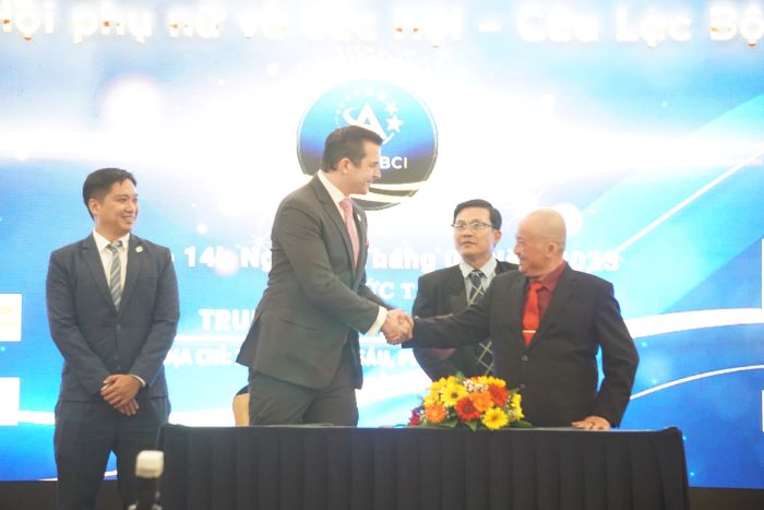 Trong khuôn khổ chương trình tọa đàm, đã diễn ra Lễ ký kết hợp tác và bao tiêu sản phẩm giữa APEC BCI và các tổ chức, doanh nghiệp