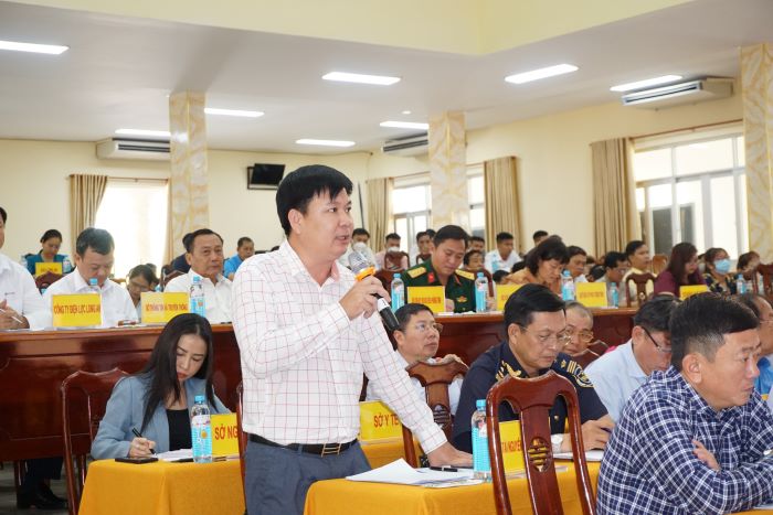 Ông Nguyễn Văn Thông, Phó Giám đốc Sở Tài nguyên Môi trường tỉnh Long An trả lời câu hỏi doanh nghiệp