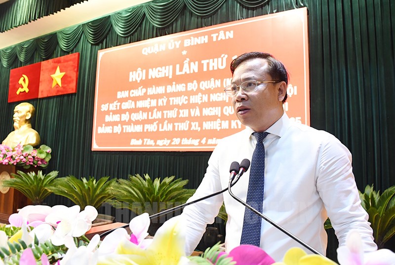 Bí thư Quận ủy Huỳnh Khắc Điệp phát biểu tại hội nghị.