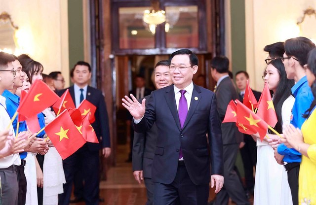 National Assembly Chairman Vuong Dinh Hue meets with representatives of the Vietnamese community in Cuba/Photo source of VNA.