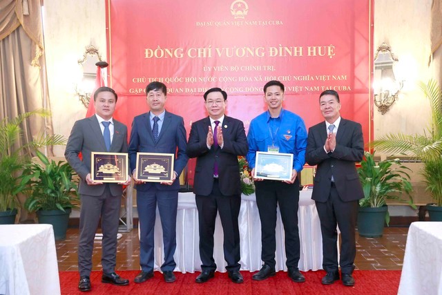 The President of the National Assembly gives gifts to representatives of Vietnamese businesses and students in Cuba/ Photo source of VNA.