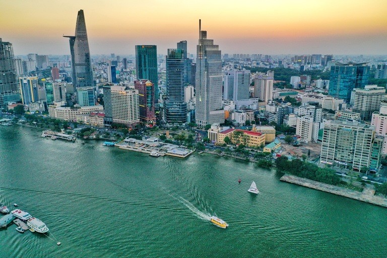 Internet photo of the official submission of a draft resolution proposing the piloting of several specific mechanisms and policies for the development of Ho Chi Minh City.