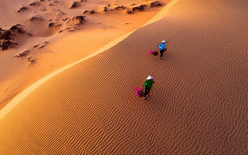 Mui Ne Red Sand Dunes near Hon Rom Beach is a famous place that attracts many tourists thanks to its unspoiled landscape.