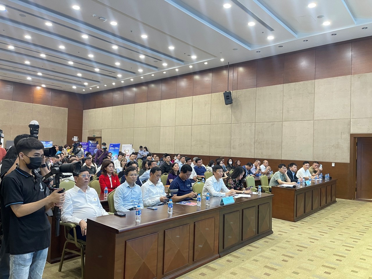 Hundreds of delegates attended the Capital Economic Forum 2023 organized by the Hanoi Association of Small and Medium Enterprises.