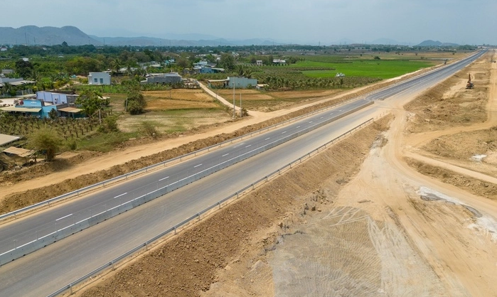 Many sections on the Phan Thiet - Vinh Hao expressway are ready to complete the installation of dividers and painted lines to help Binh Thuan more conveniently in moving.