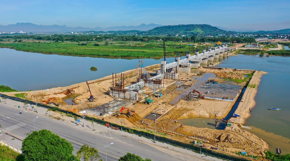 Đập dâng hạ lưu sông Trà Khúc có vốn đầu tư ban đầu 60,648 tỷ đồng được khởi công tháng 7/2019, sau 2 lần điều chỉnh tổng vốn đầu tư đã đội lên gần 1.500 tỷ đồng