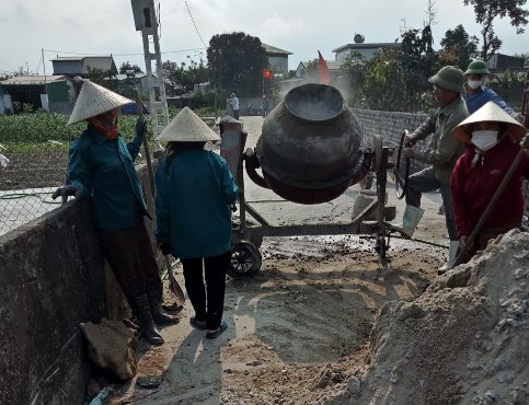 Nhân dân xã Nghi Xuân đổ bê tông đường làng trong tiến hành xây dựng xã đạt chuẩn NTM nâng cao
