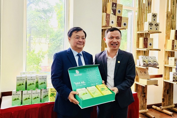Ông Trần Văn Tân, Tổng Giám đốc Công ty CP Xây dựng và Thương mại Phong Cách Mới (bên phải) giới thiệu sản phẩm rau má với Bộ trưởng Bộ Nông nghiệp và Phát triển nông thôn Lê Minh Hoan