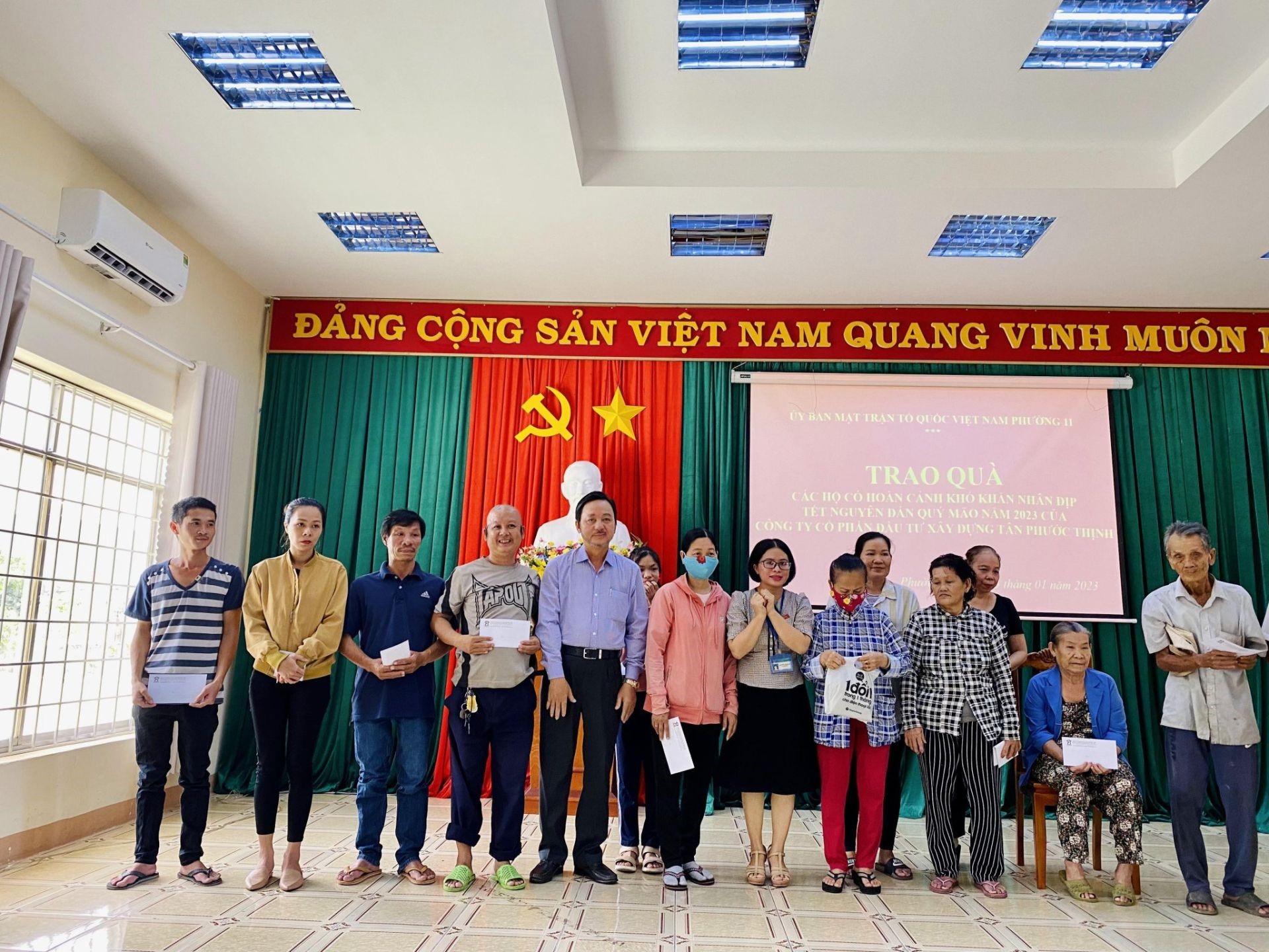 Ông Phạm Văn Triêm (*) –Chủ tịch HĐQT Công ty CP Đầu tư và Xây dựng Tân Phước Thịnh
trao quà Tết cho người nghèo tại Phường 11, Tp.Vũng Tàu nhân dịp Xuân Quý Mão năm 2023