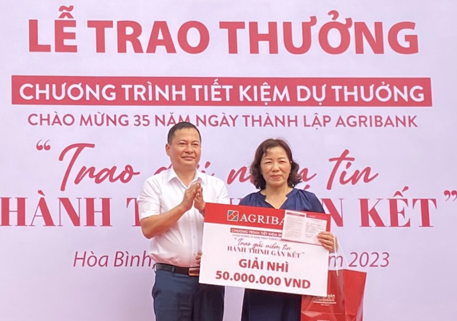 Lãnh đạo Agribank chi nhánh tỉnh Hoà Bình trao thưởng cho khách hàng trúng giải nhì chương trình tiết kiệm dự thưởng 