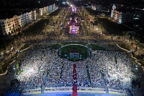 A large number of people and tourists came to celebrate the 60th anniversary of the establishment of the Sam Son urban area and the opening of the sea tourism season in 2023.