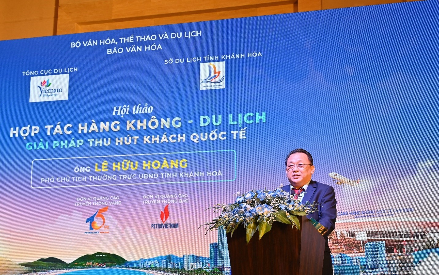 Standing Vice Chairman of Khanh Hoa Provincial People's Committee - Le Huu Hoang delivered a speech.