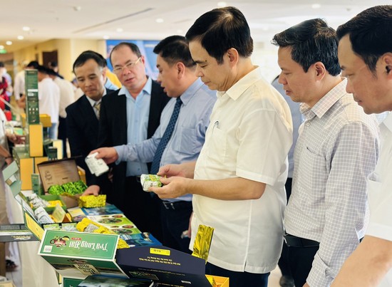 Phó Chủ tịch UBND tỉnh Nguyễn Thanh Hải cũng các đại biểu tham quan gian hàng trưng bày, giới thiệu sản phẩm chè