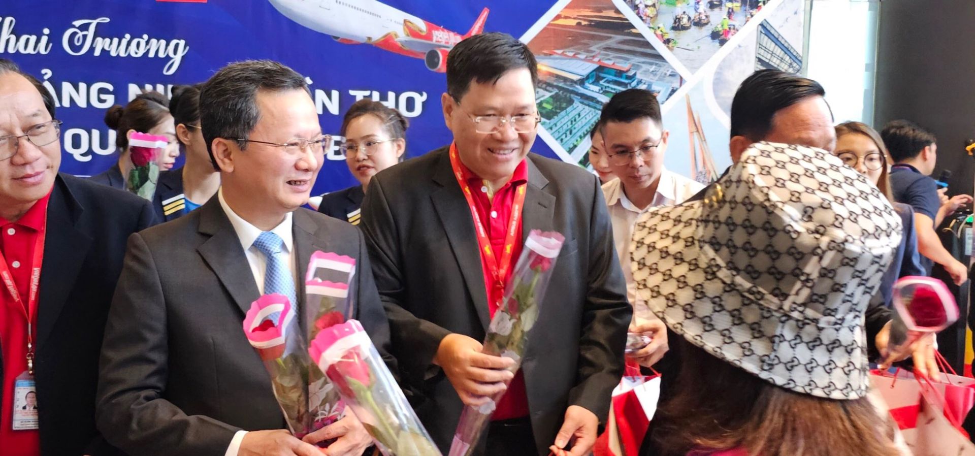 Đồng chí Cao Tường Huy, Quyền Chủ tịch UBND tỉnh Quảng Ninh tặng hoa chúc mừng các hành khách từ Cần Thơ đến Quảng Ninh.