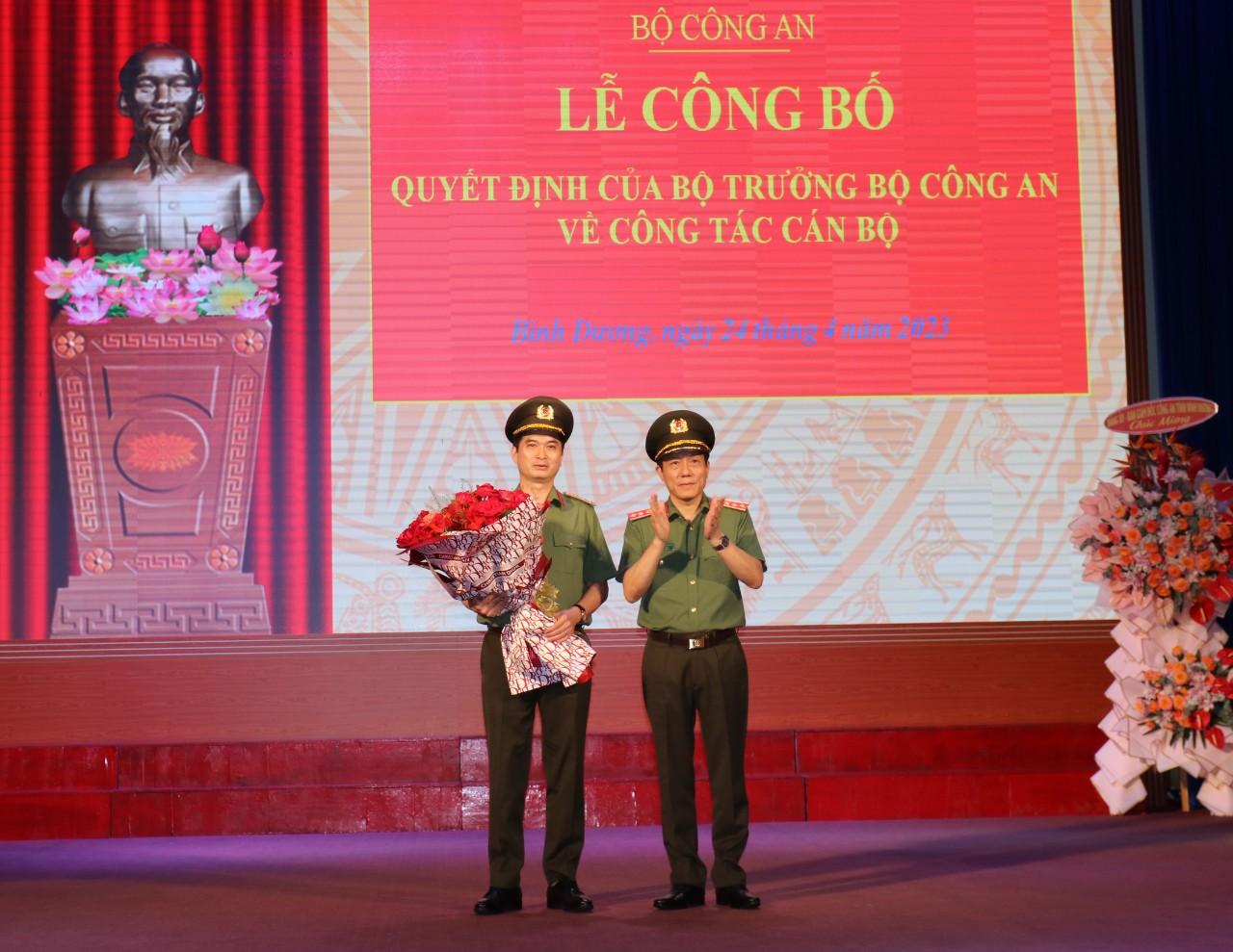 Thượng tướng Lương Tam Quang - Ủy viên Trung ương Đảng, Thứ trưởng Bộ Công an tặng hoa chúc mừng Đại tá Trịnh Ngọc Quyên