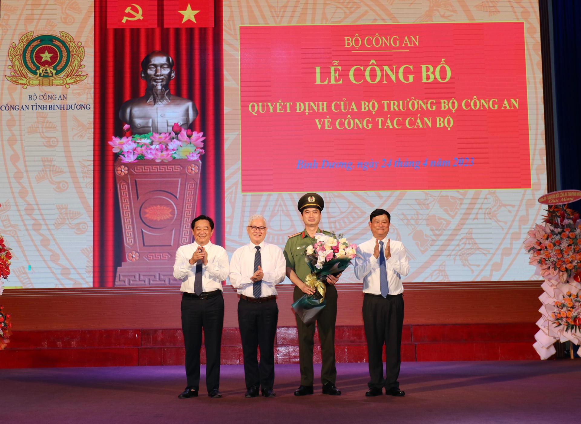 Lãnh đạo tỉnh Bình Dương tặng hoa chúc mừng Đại tá Tạ Văn Đẹp và Đại tá Trịnh Ngọc Quyên