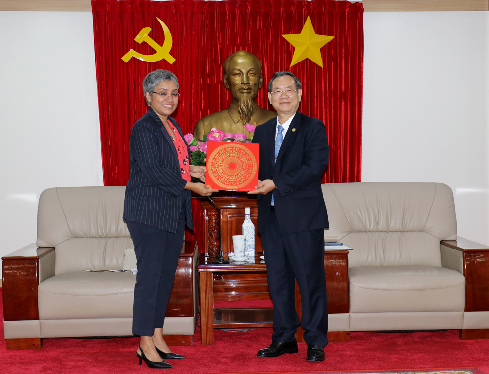 Ông Nguyễn Văn Dành - Phó Chủ tịch UBND tỉnh tặng quà cho bà Priya - Tổng giám đốc P&G Việt Nam