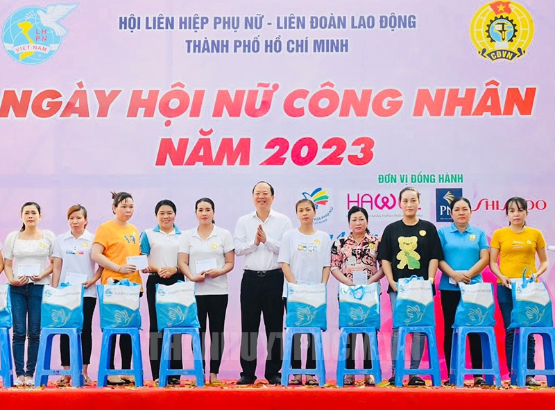 Đồng chí Nguyễn Hồ Hải và đồng chí Nguyễn Trần Phượng Trân trao quà cho nữ công nhân có hoàn cảnh khó khăn