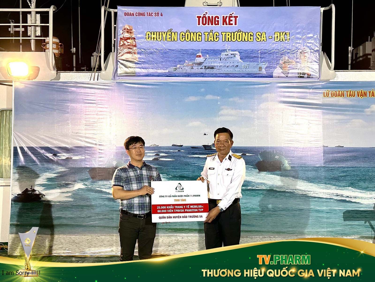 Đại diện Ban chỉ huy tàu Trường Sa 571 tiếp nhận thuốc y tế từ ông Hà Ngọc Sơn - Tổng Giám đốc TV.PHARM gửi tặng quân dân huyện đảo Trường Sa.