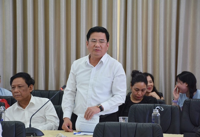 Đồng chí Tô Ngọc Liễn - Chủ tịch UBND thị xã Sa Pa đưa ra một số giải pháp của chính quyền địa phương để tháo gỡ khó khăn, vướng mắc các doanh nghiệp du lịch trên địa bàn.