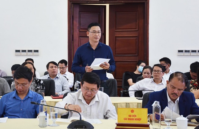 Ông Bùi Văn Quỳnh - Phó Chủ tịch Hiệp hội Du lịch tỉnh Lào Cai tổng hợp những khó khăn, vướng mắc, đề xuất, kiến nghị của doanh nghiệp liên quan đến đón khách Trung Quốc.