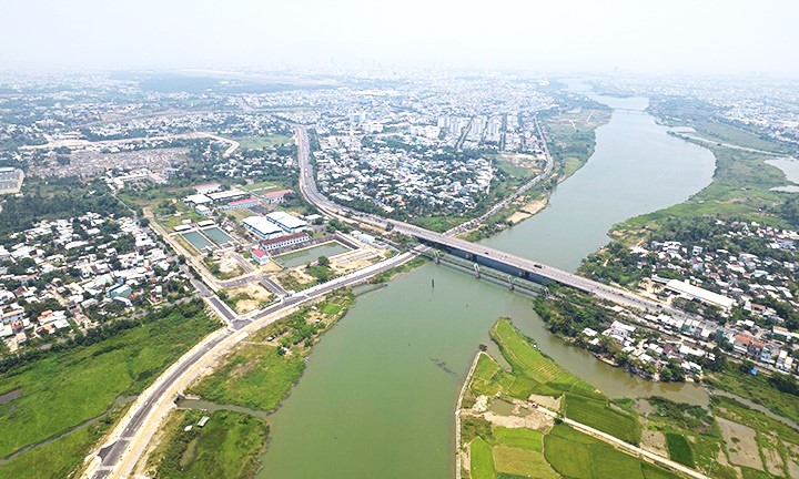 Công trình đường ven sông Tuyên Sơn - Túy Loan là một trong những dự án giao thông trọng điểm của thành phố. Công trình khởi công năm 2017 với tổng vốn đầu tư hơn 745 tỷ đồng từ ngân sách thành phố