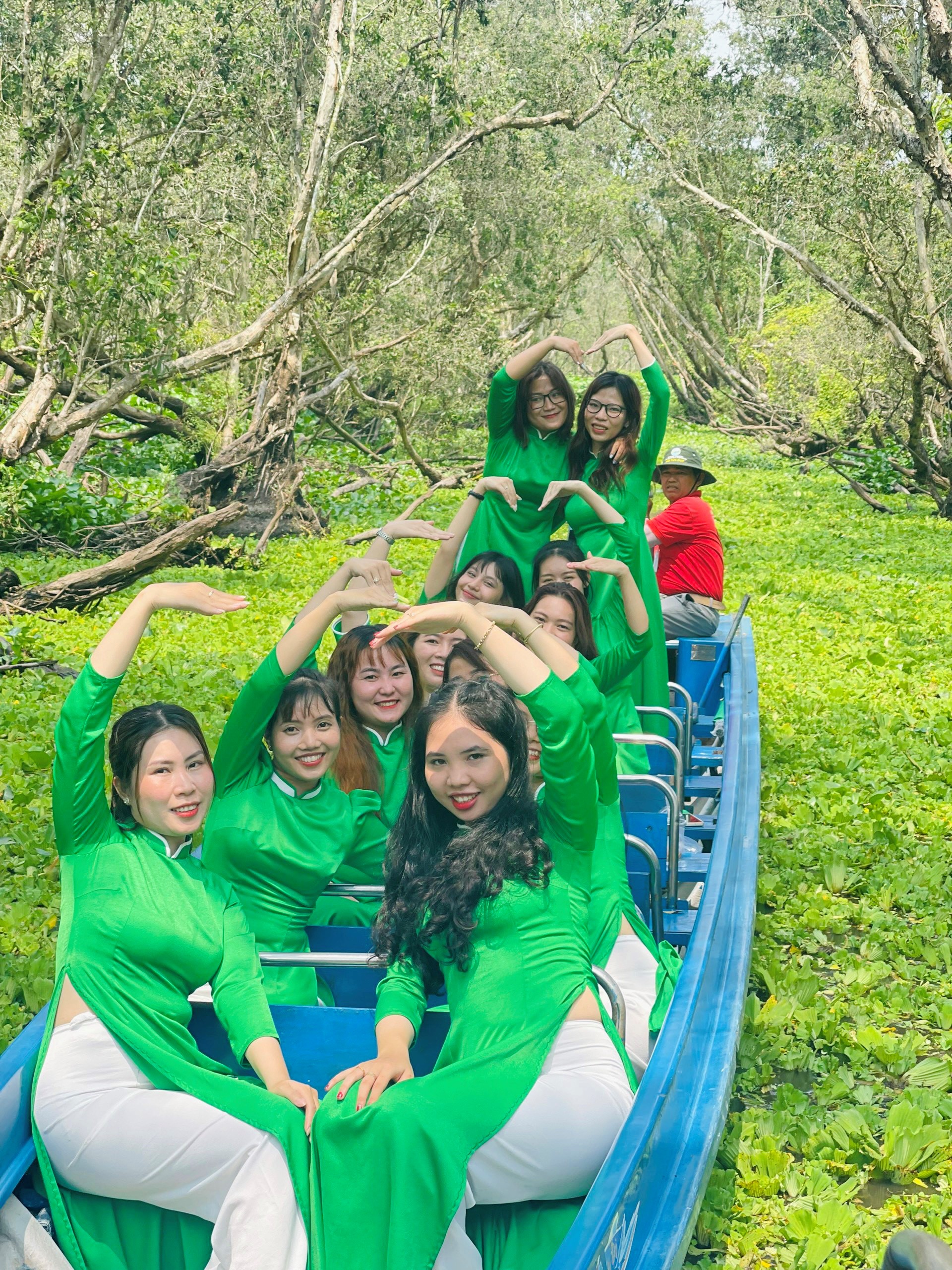 The association of sisters in ao dai passionately lives virtually