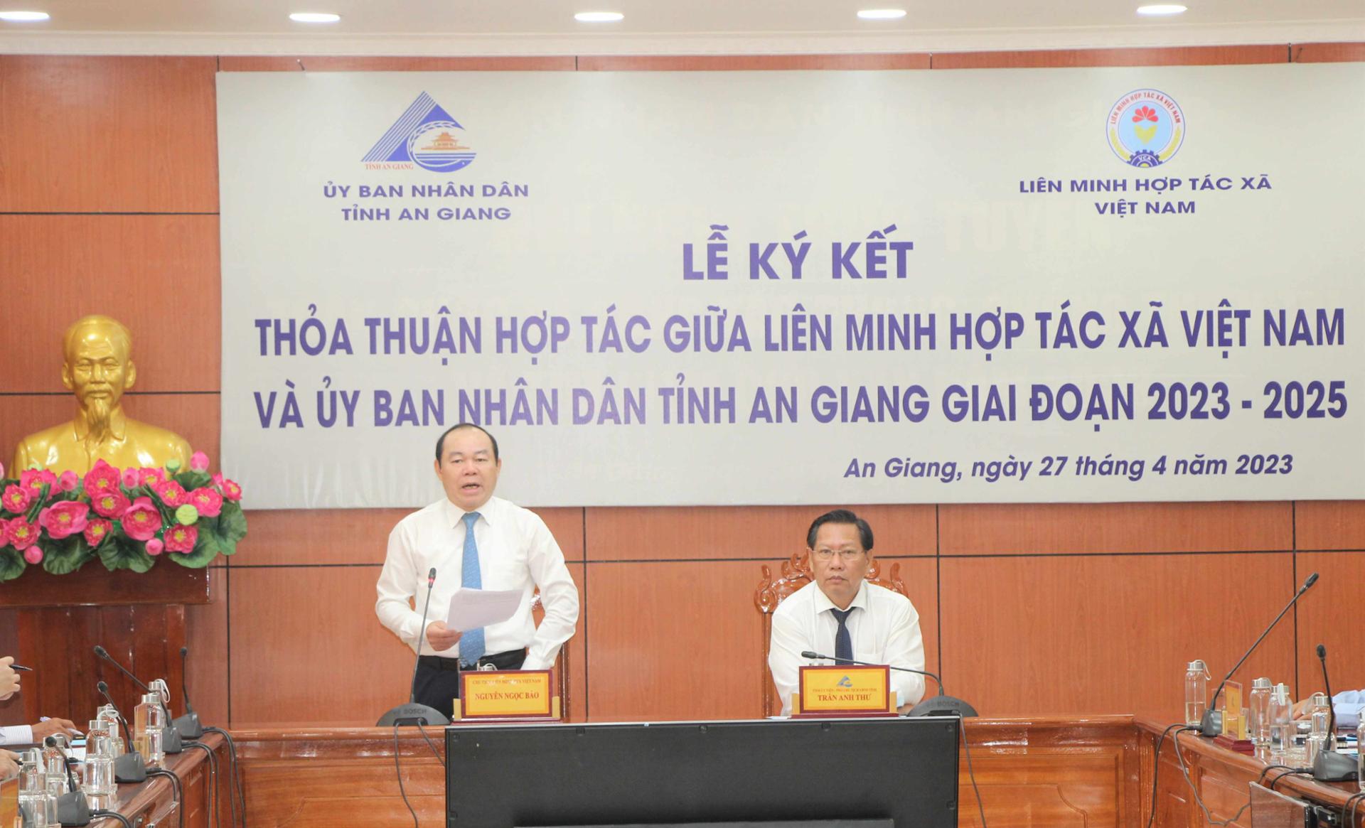Chủ tịch Liên minh Hợp tác xã Việt Nam Nguyễn Ngọc Bảo đánh giá cao việc ký kết hợp tác