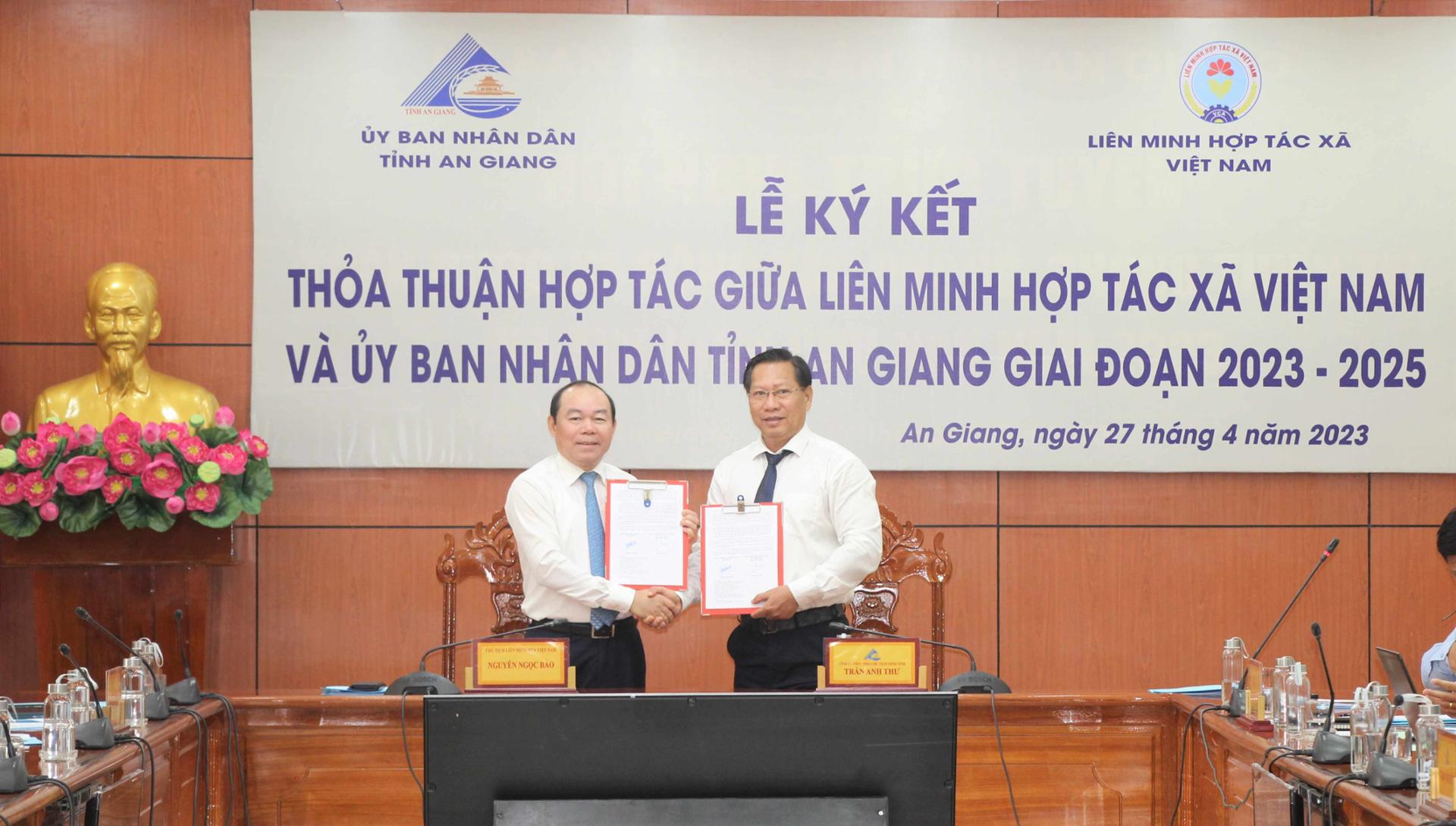Chủ tịch Liên minh Hợp tác xã Việt Nam Nguyễn Ngọc Bảo và Phó Chủ tịch UBND tỉnh Trần Anh Thư ký kết thỏa thuận hợp tác