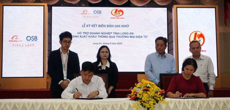 Lễ ký kết Bản ghi nhớ thỏa thuận hợp tác nhằm hỗ trợ doanh nghiệp tỉnh Long An đẩy mạnh xuất khẩu thông qua TMĐT giữa Sở Công Thương tỉnh Long An và Công ty CP & Đầu tư Công nghệ OSB