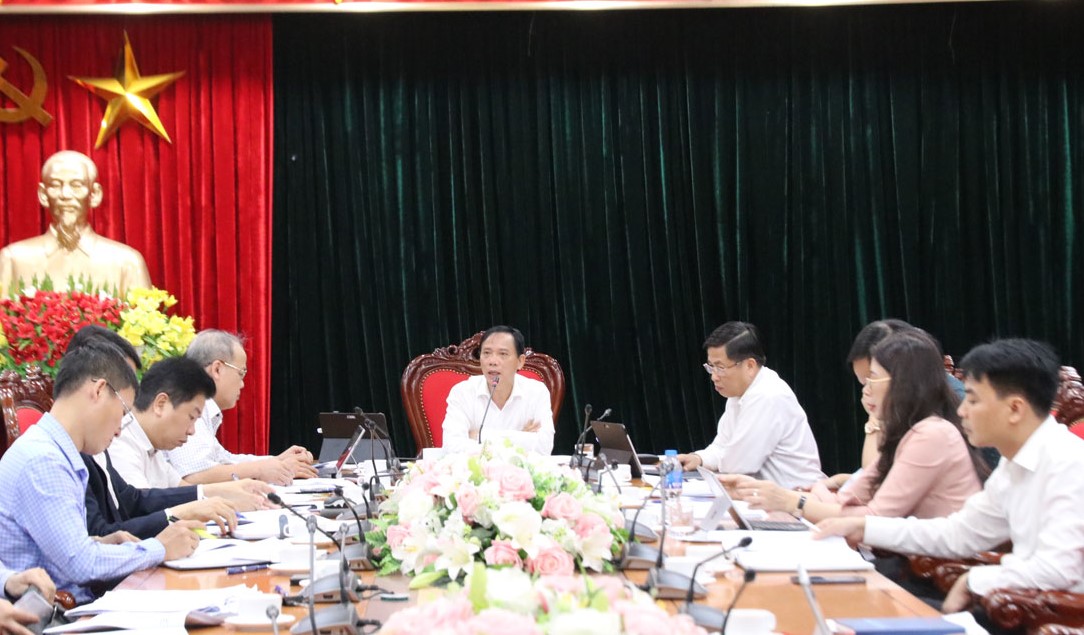 Chủ tịch UBND tỉnh Hòa Bình Bùi Văn Khánh chủ trì cuộc họp.