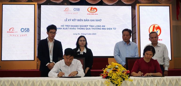 The signing ceremony of a Memorandum of Understanding on cooperation to support enterprises in Long An province to promote exports through e-commerce between the Department of Industry and Trade of Long An province and OSB Technology Investment & Joint Stock Company.