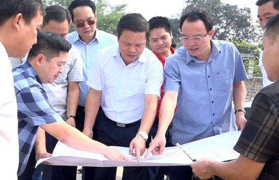Phó Chủ tịch UBND tỉnh Phan Trọng Tấn đã đi kiểm tra tiến độ thực hiện dự án tại huyện Cẩm Khê