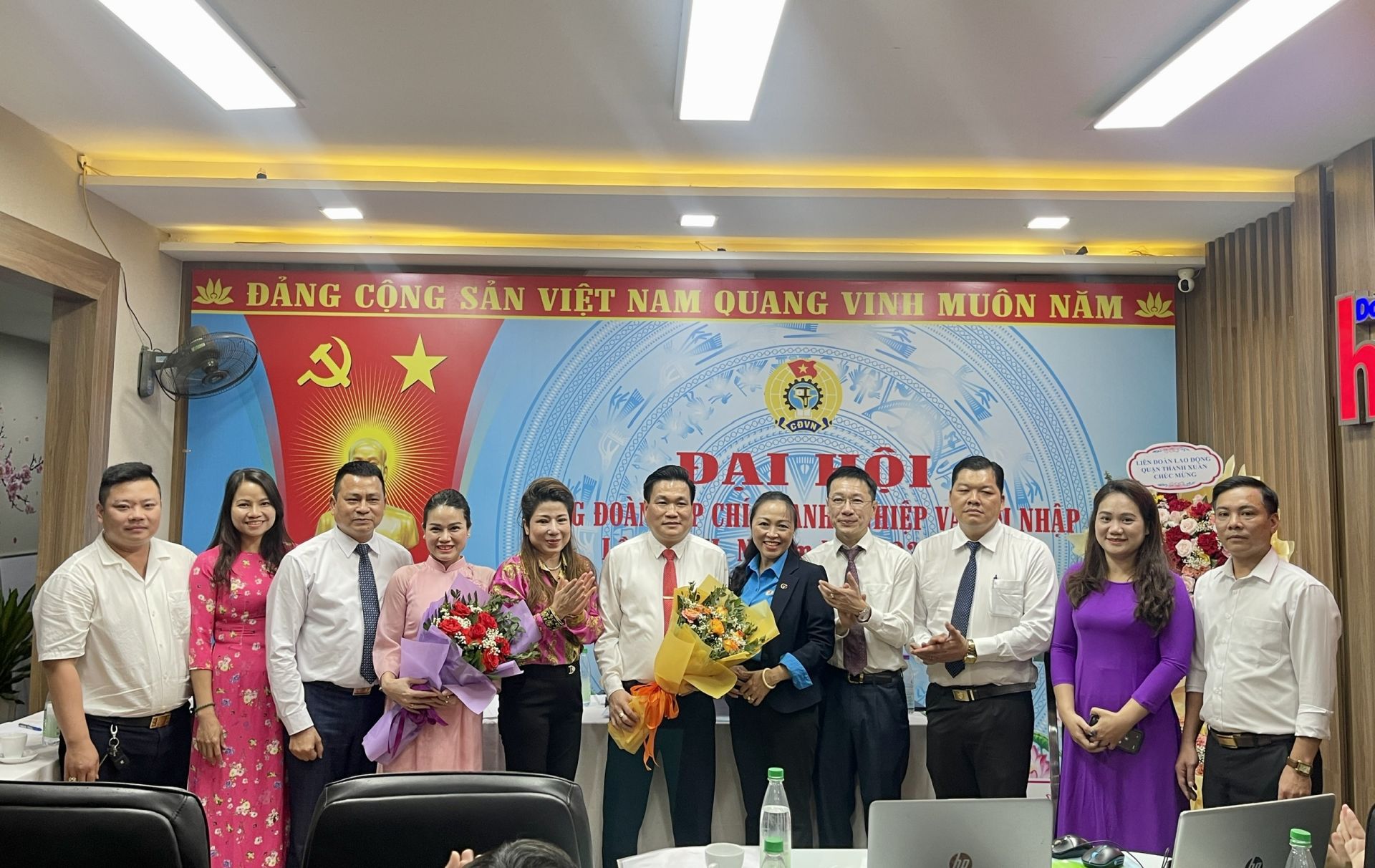 Đại diện Liên đoàn lao động quận Thanh Xuân và lãnh đạo Tạp chí tặng hoa cho Ban chấp hành công đoàn nhiệm kỳ mới