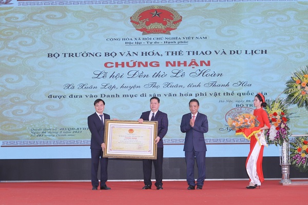 Ông Hoàng Đạo Cương, Thứ trưởng Bộ Văn hóa, Thể thao và Du lịch trao bằng công nhận Di sản văn hóa phi vật thể Quốc gia - Lễ hội đền thờ Lê Hoàn cho tỉnh Thanh Hóa
