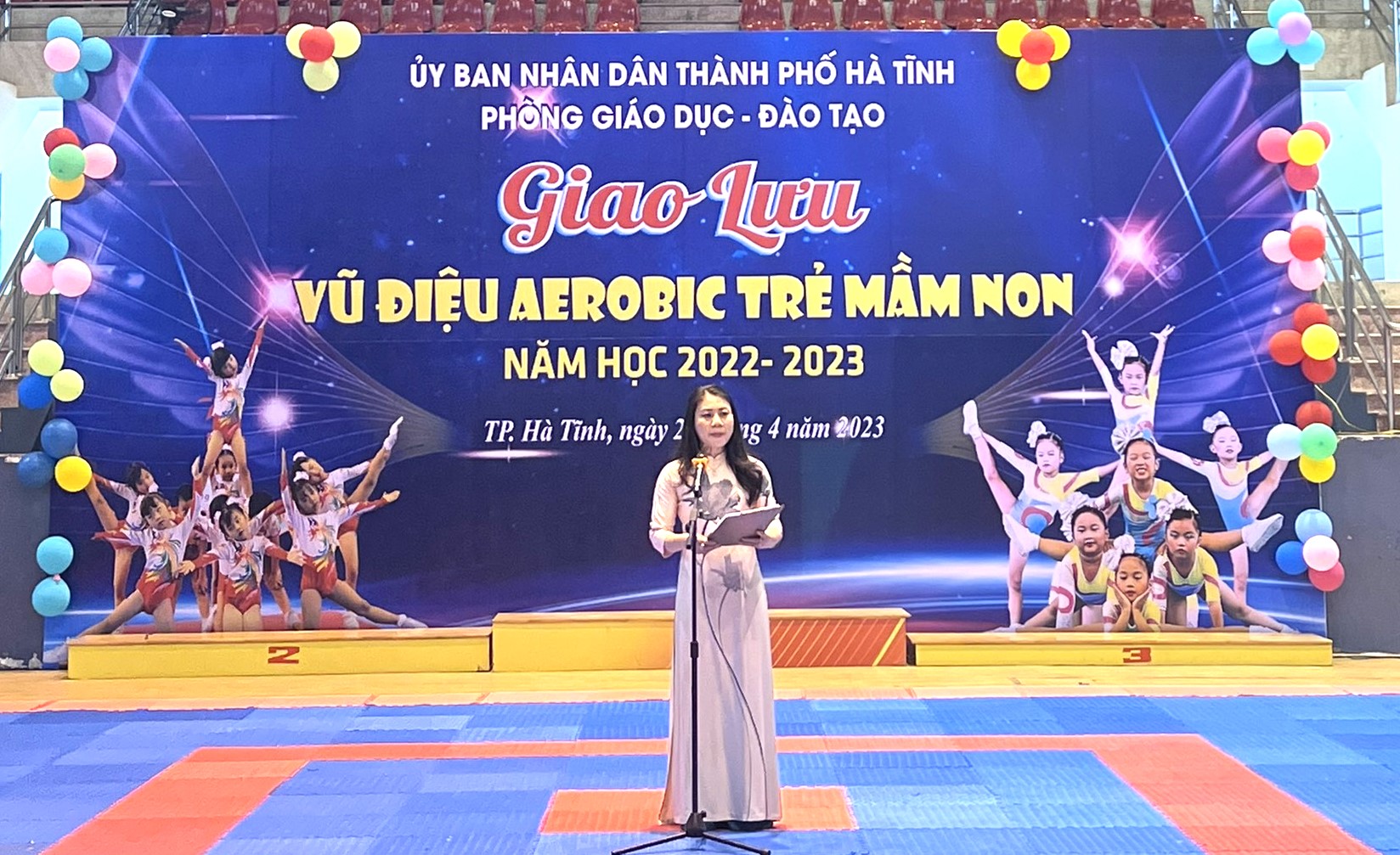 Bà Trần Thị Thủy Nga - Thành ủy viên, Trưởng phòng Giáo dục và Đào tạo TP. Hà Tĩnh phát biểu tại buổi giao lưu