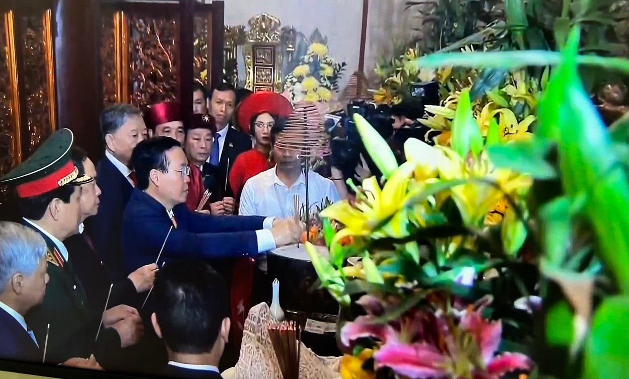 Chủ tịch nước Võ Văn Thưởng và các vị lãnh đạo dâng hương hoa, lễ vật trong thượng cung