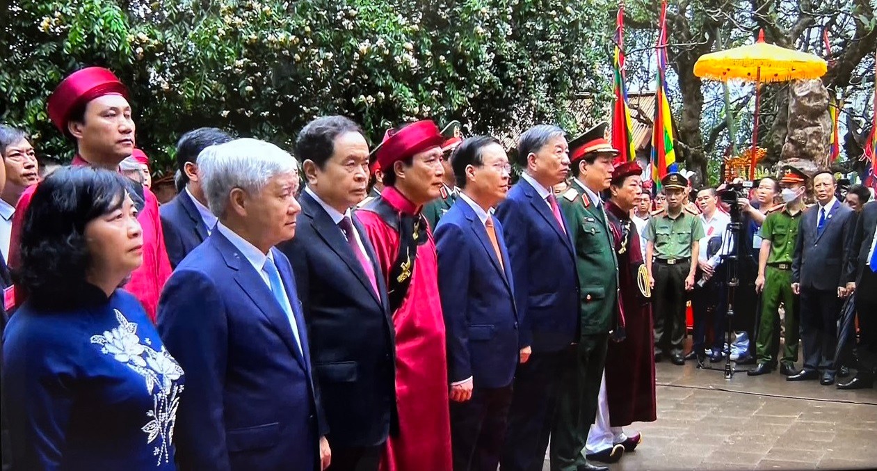 Chủ tịch nước Võ Văn Thưởng và các vị lãnh đạo Đảng, Nhà nước dự lễ Giỗ Tổ trước Điện Kính Thiên