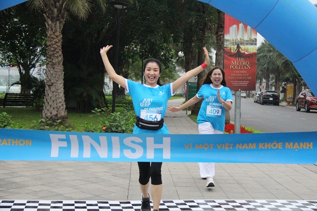 Khoảnh khắc đầy tự hào khi về đích tại giải chạy Natrumax Run 2023 của TGĐ Nguyễn Mai