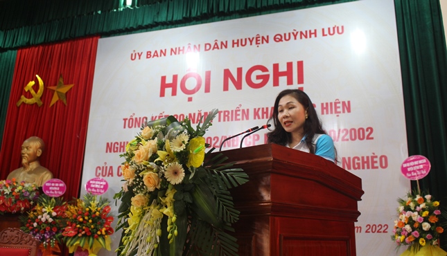 Bà Trần Thị Hà - Chủ tịch Hội LHPN huyện Quỳnh Lưu trình bày tham luận về hoạt động ủy thác tại Hội nghị tổng kết 20 năm thực hiện tín dụng chính sách ưu đãi đối với hộ nghèo và các đối tượng chính sách khác theo Nghị định số 78/2002/NĐ-CP của Chính phủ…
