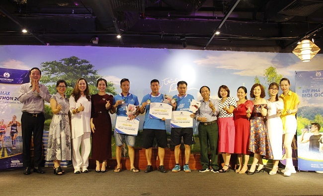 Ban lãnh đạo Natrumax Việt Nam cùng trao giải Nhất, Nhì, Ba hạng mục thi đấu chạy cá nhân Nam.