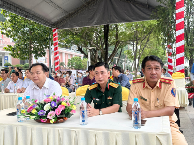 Ông Nguyễn Văn Đông - Ủy viên Ban Thường vụ Tỉnh ủy, Bí thư Thành ủy Thủ Dầu Một và các đại biểu dự Lễ khai mạc