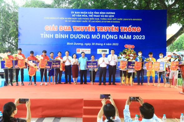 Ông Nguyễn Văn Lợi - Ủy viên Trung ương Đảng, Bí thư Tỉnh ủy, Trưởng Đoàn đại biểu quốc hội tỉnh, cùng các đại biểu trao cờ lưu niệm và hoa cho các đội tham dự giải.