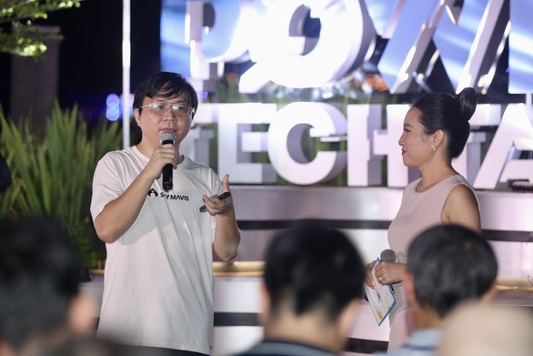 Mr. Ho Sy Viet Anh (left) - CTO of SkyMavis shared at the recent technology forum in Ho Chi Minh City - Photo: V.SAN.